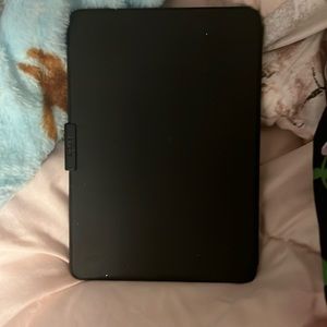 Kindle 11th Gen paper white version comes with charger